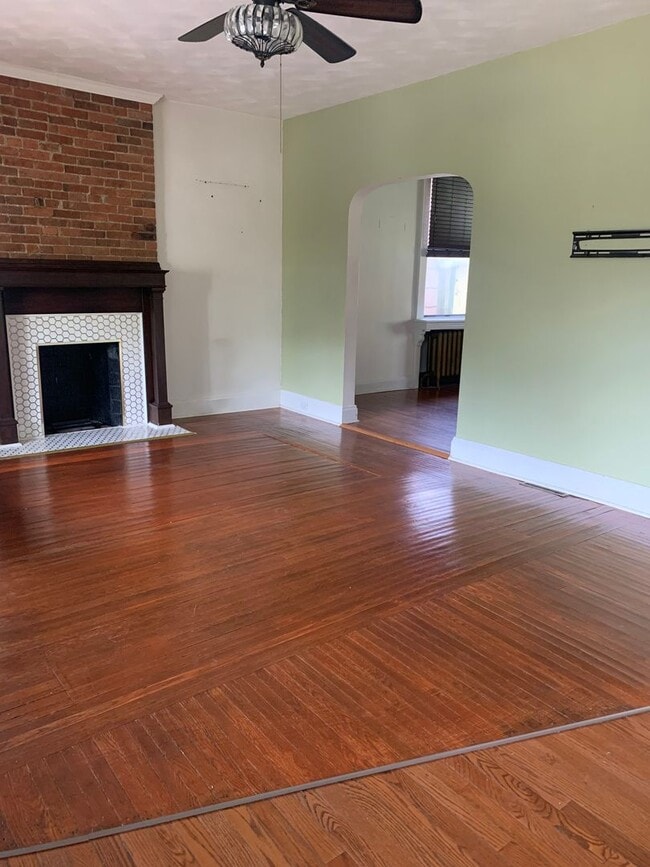 Building Photo - 3 Bedroom Single Family Home with Garage in Mount Washington!