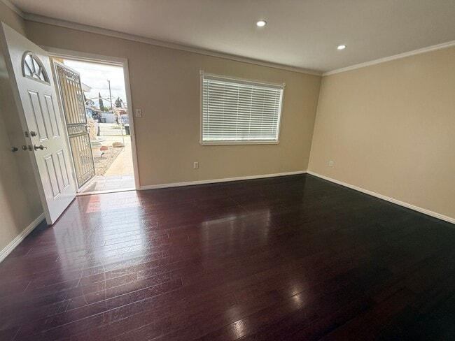Building Photo - Spacious 3BR Home with Central AC & Private Yard in Baldwin Park