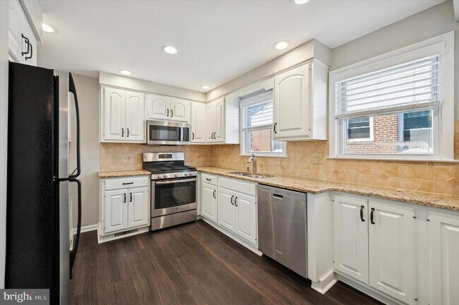 Building Photo - 421 Lawrence Rd