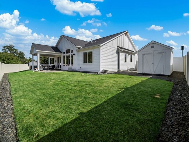 Building Photo - Fully Furnished Luxury 3-Bed, 2-Bath Home ...