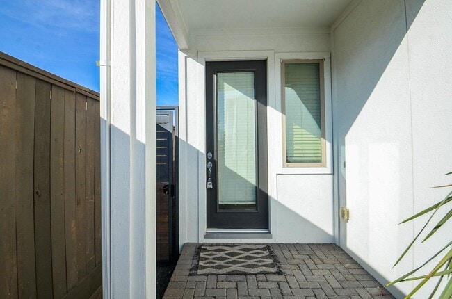 Building Photo - 1103 Fuschia Rd