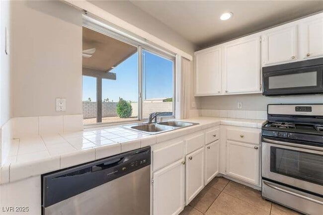 Building Photo - 2111 Hollow Oak Ave