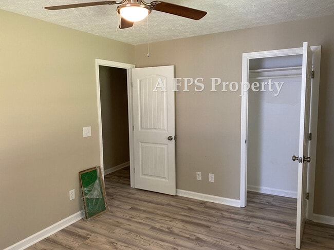 Building Photo - 184 Pine St SW