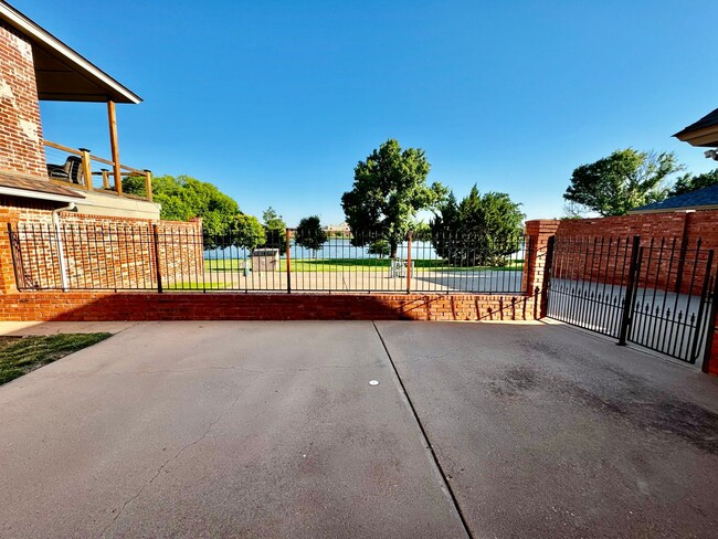 Building Photo - Garden Home in Kings Park