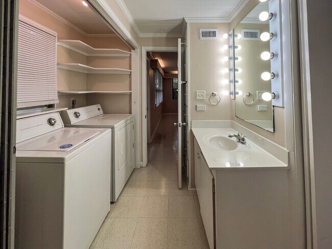 Building Photo - 2/2 House Walking Distance to Campus - Available Fall 2026!