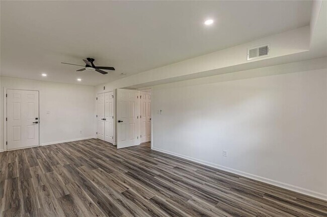 Building Photo - 2352 Glendale Dr