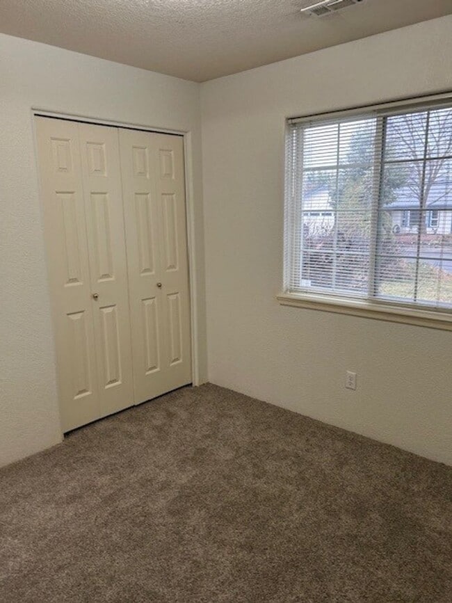 Building Photo - 3 Bedroom 2 Bath House