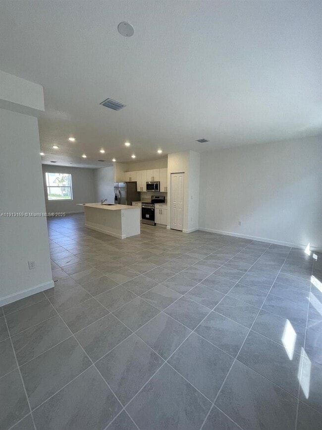 Building Photo - 1076 SE 2nd St