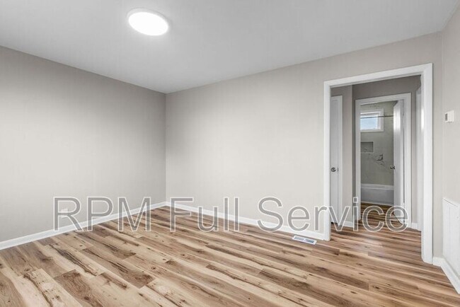 Building Photo - 895a W Sharpe Ave