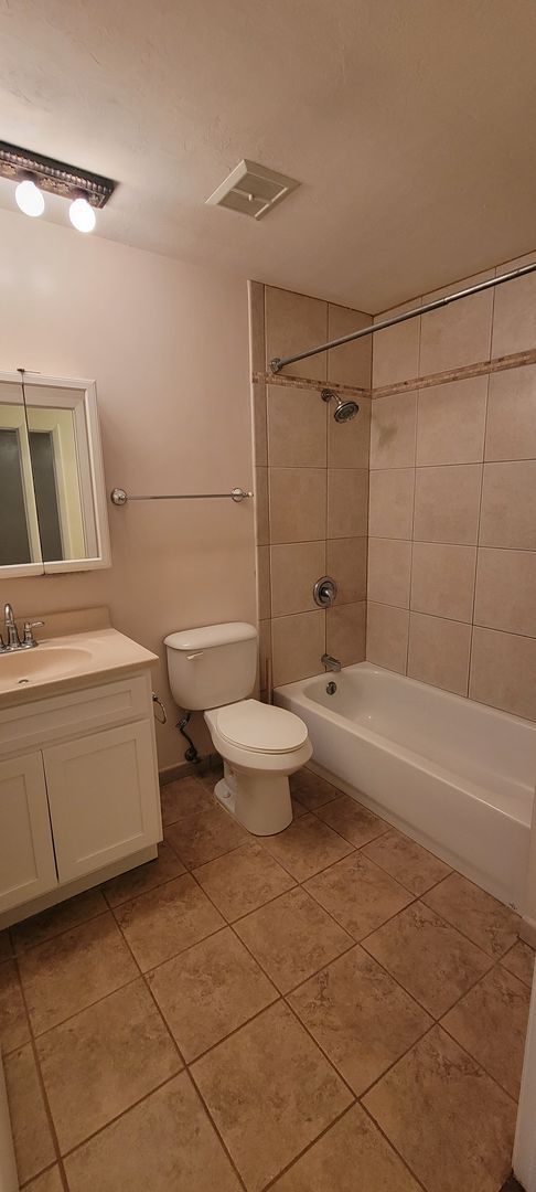 Building Photo - 3 Bedroom/ 2 Bath home in Black Acres(Close to UF)