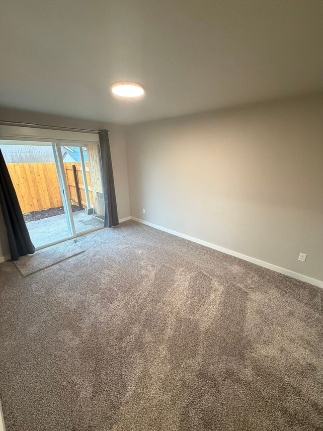 Building Photo - Newly Remodeled 2 Bedroom!