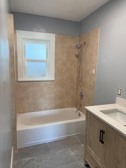 Full bathroom with handheld shower - 346 -348 1/2 W Sepulveda Street