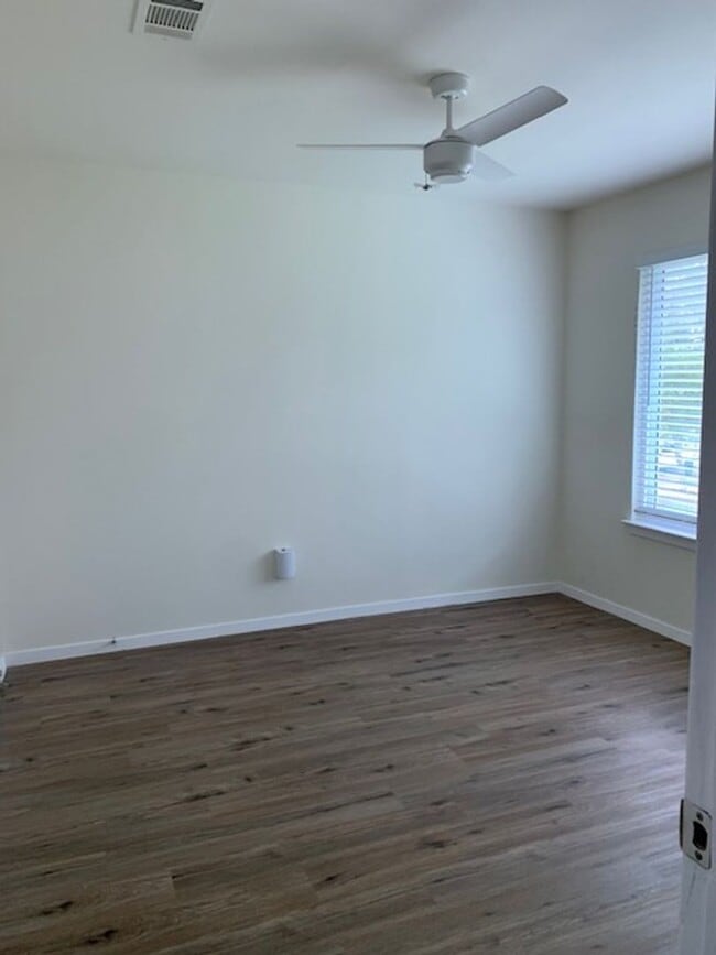 Building Photo - 4 bedroom, 2.5 bathroom, and 2 car garage house