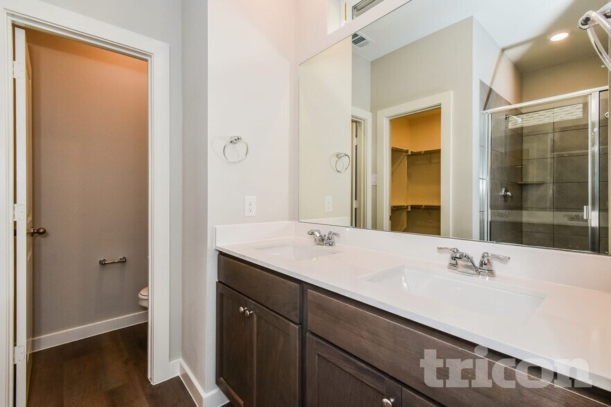 Building Photo - 8205 Howell Oak Dr