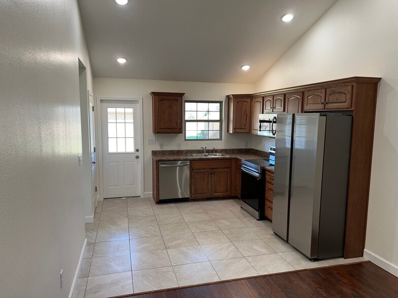 Kitchen - 1310 S Nelson Ct
