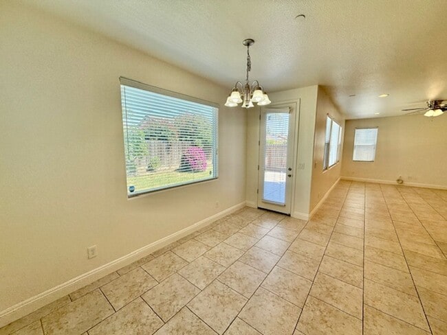 Building Photo - Beautiful Spacious 5 Bedroom Home located ...