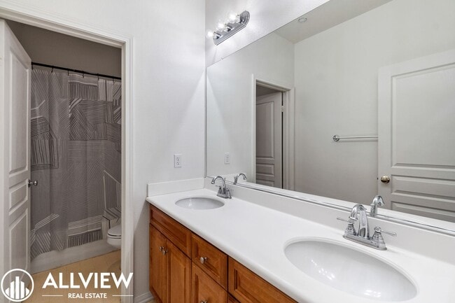 Building Photo - Stunning 3 Bedroom, 2.5 Bath in Sought-After Woodbury Community