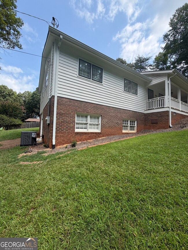 Building Photo - 402 Skyline Dr