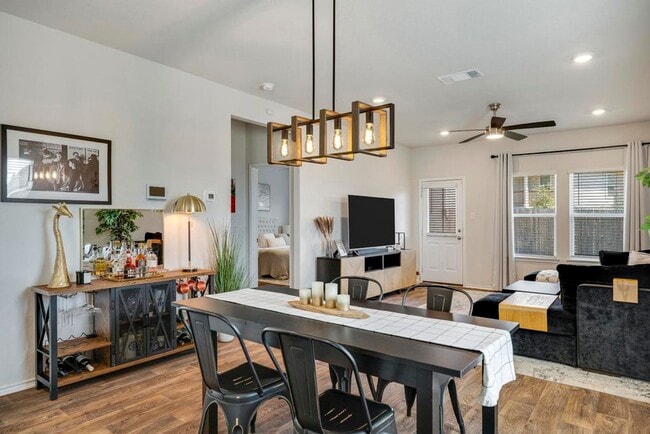 Building Photo - APPLEWOOD UNIT 1