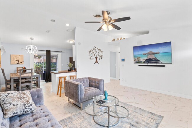 Building Photo - 812 NW 6th Ave