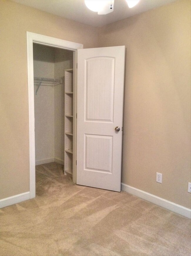 Building Photo - Beautiful 3 Bedroom / 2.5 Bathroom Townhome - Available End of June!