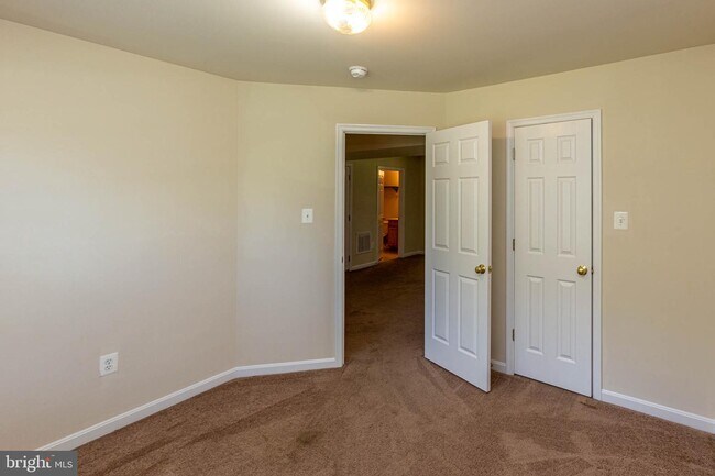 Building Photo - 34 Hidden Lake Dr
