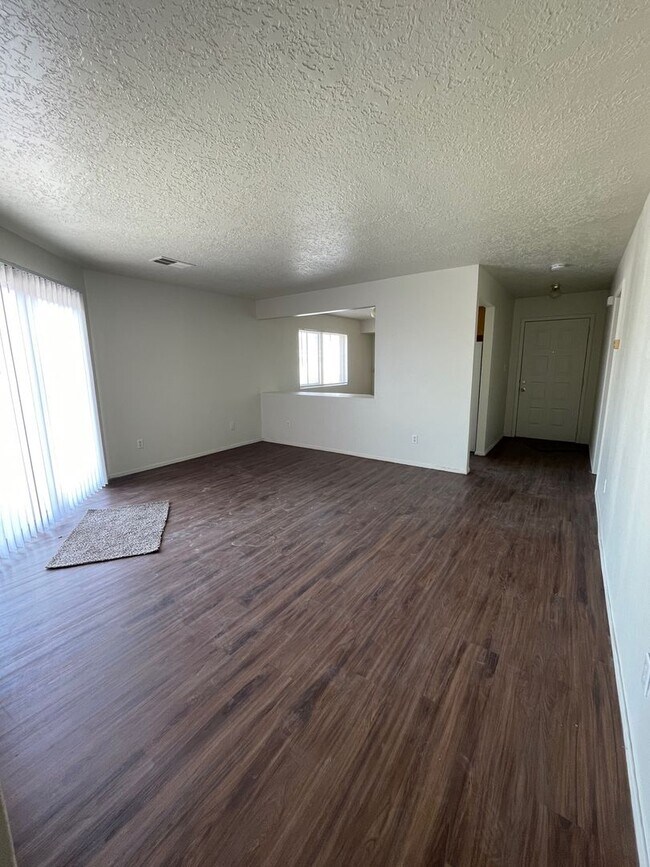 Building Photo - 956 Harrison Dr NE