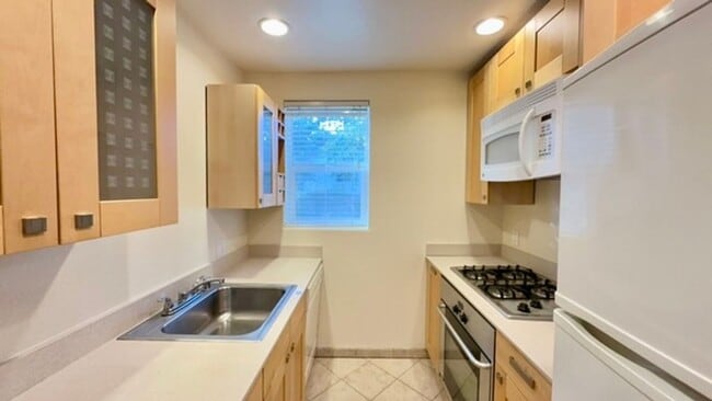 Building Photo - 326 Chamberlain Ave