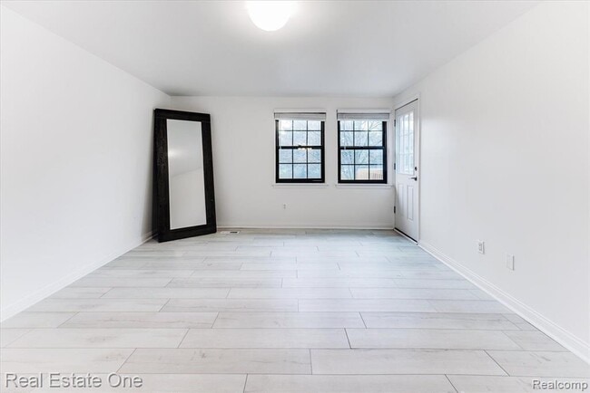 Building Photo - 1631 S Hill Blvd