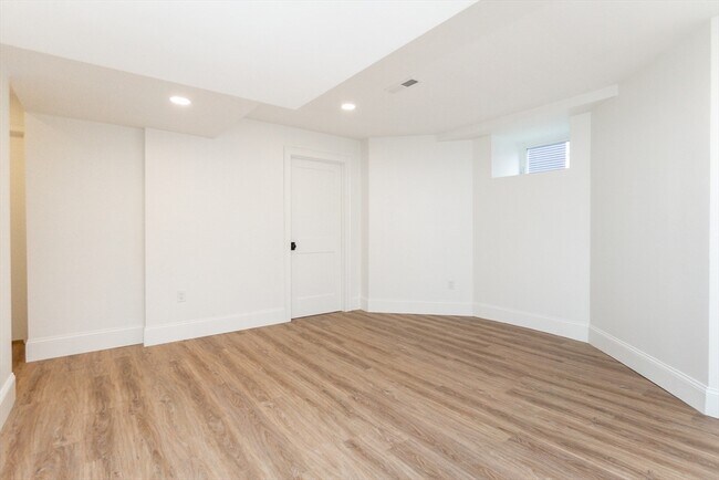 Building Photo - 20 Sheridan Ave