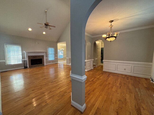 Building Photo - 522 Saint Helene Ct