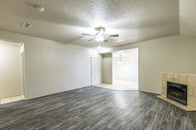 Building Photo - 3 Bedroom Duplex