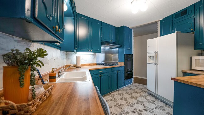 Building Photo - 2134 Bandera Rd