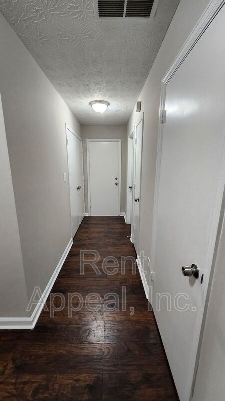 Building Photo - 587 N Shore Rd