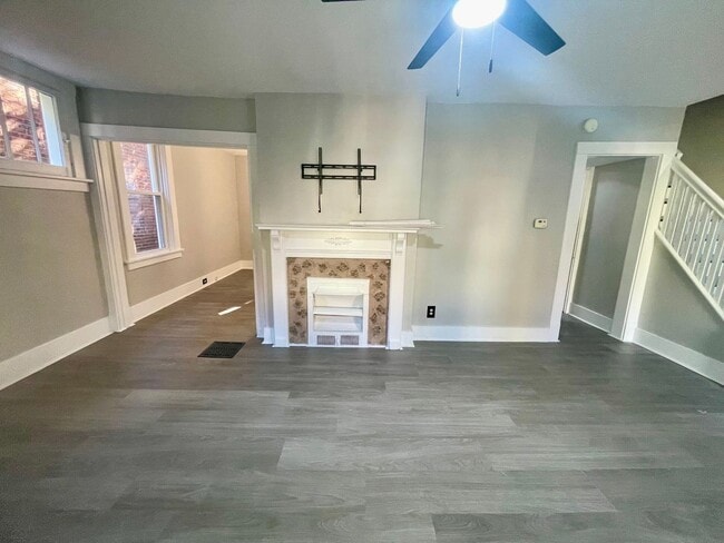 Building Photo - 3 Bedroom 1.5 Bath in Dormont! Off Street Parking!