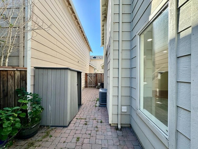 Building Photo - 39836 Potrero Dr