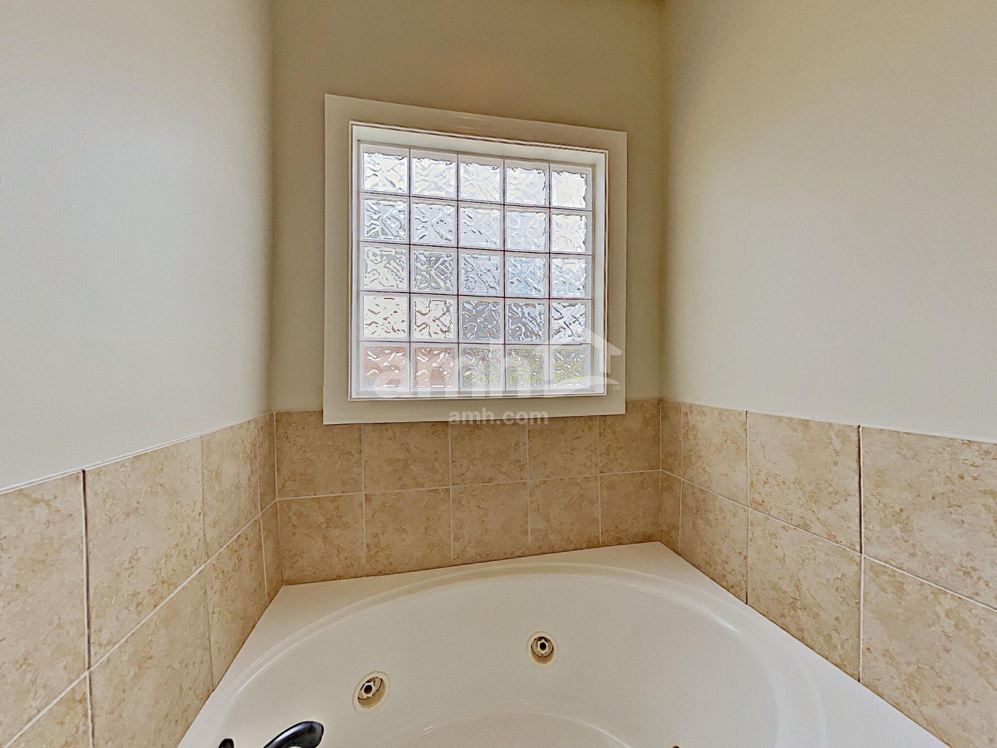 Building Photo - 1131 Longwood Dr