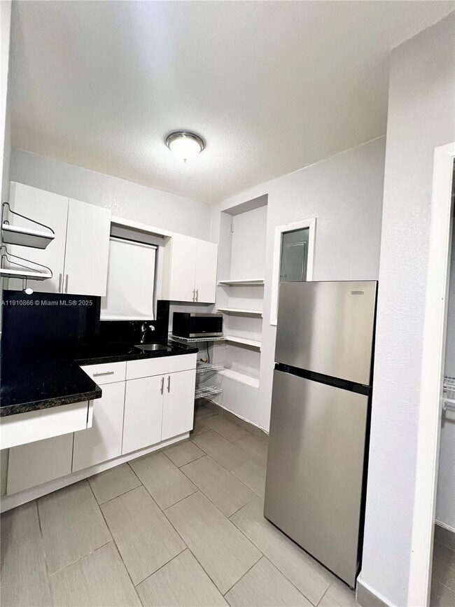 Building Photo - 1400 SW 29th Ave