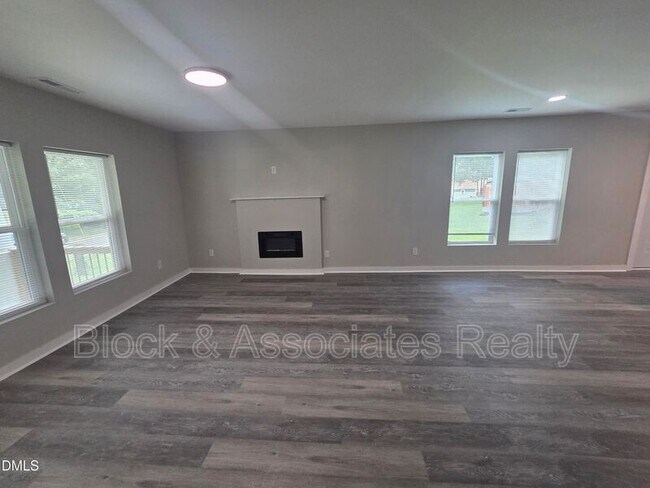 Building Photo - 523 E Nelson Ave