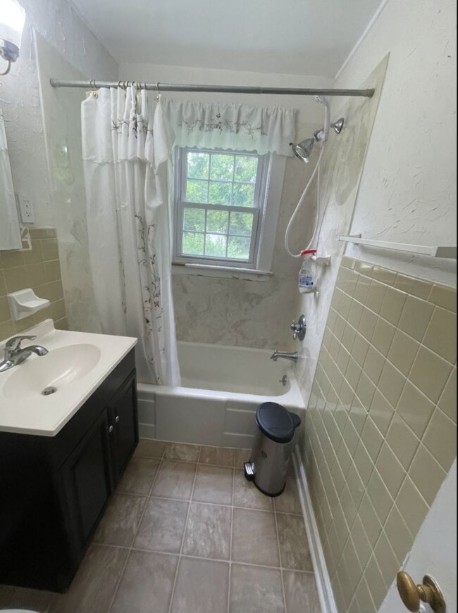 Building Photo - Charming 2-3 bedroom cottage for rent!