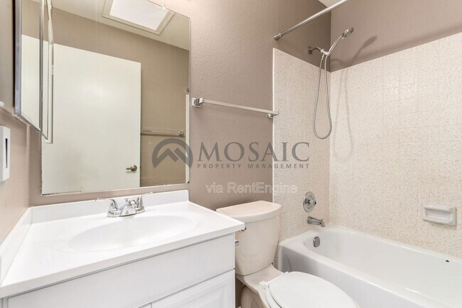 Building Photo - 3214 N Ash Dr