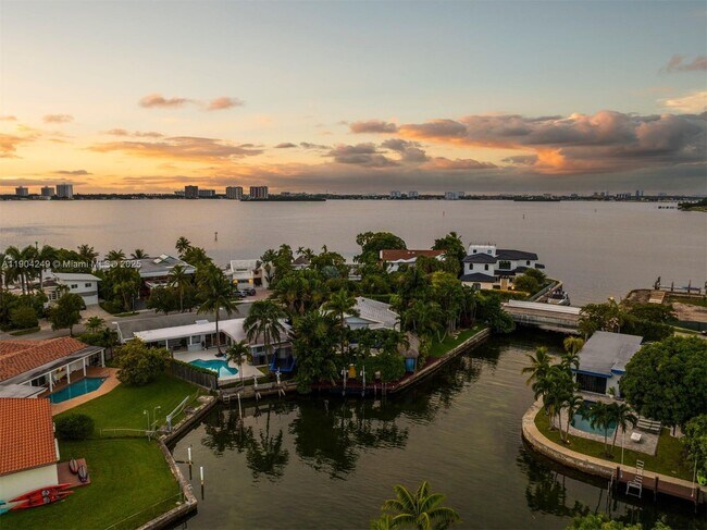 Building Photo - 7975 Biscayne Point Cir