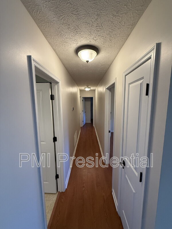 Building Photo - 1041 Greenview Dr