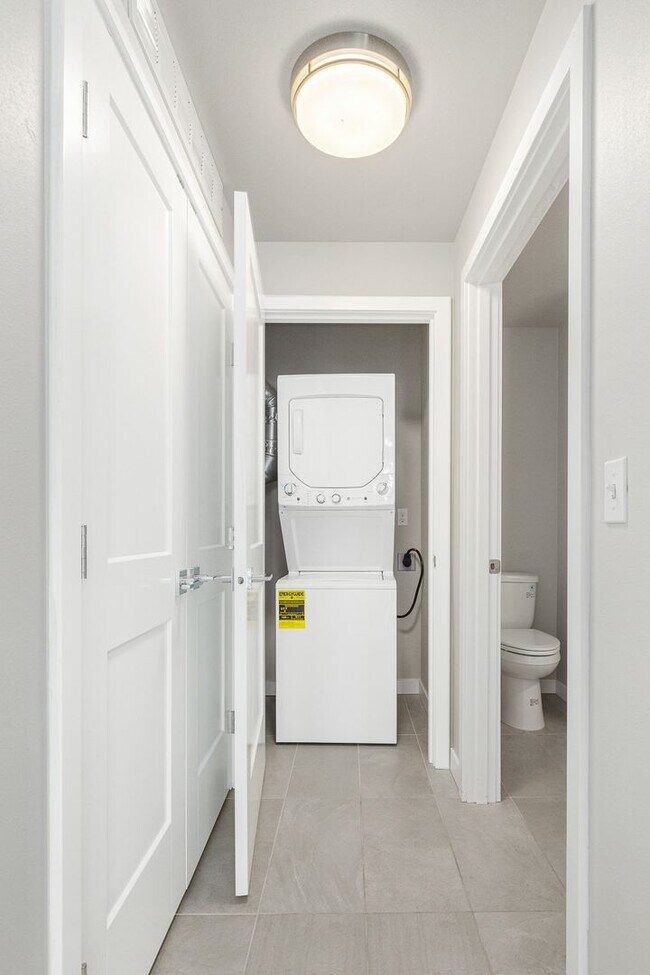 Building Photo - Gorgeous Studio in SW Seattle