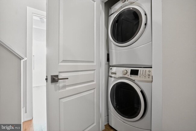 Building Photo - 419 Emily St