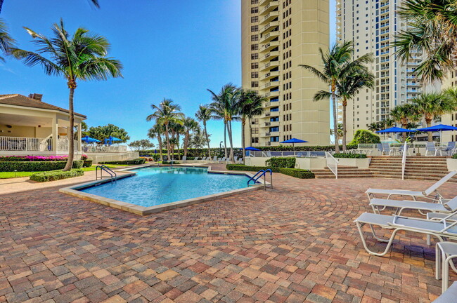Building Photo - 3000 N Ocean Ave