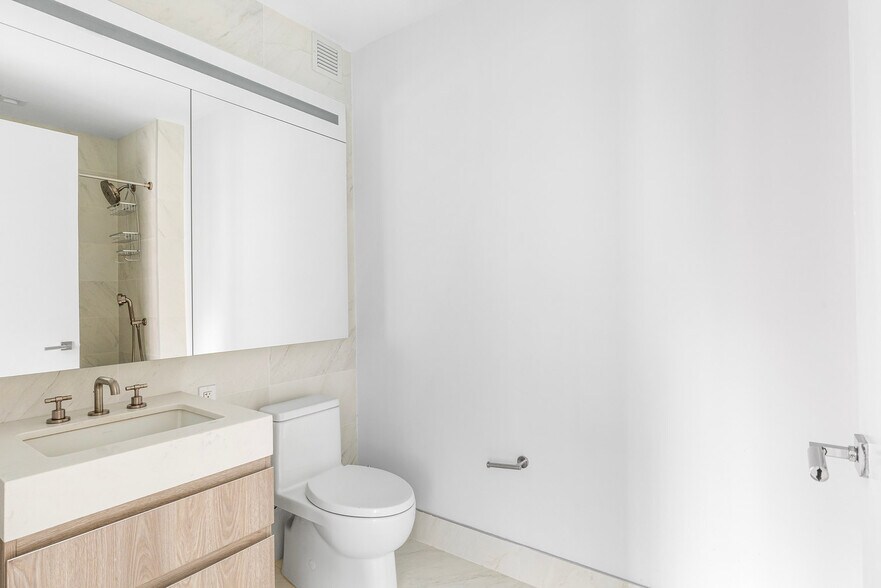 Building Photo - 200 E 23rd St