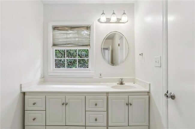 Building Photo - 2581 Sharondale Dr NE