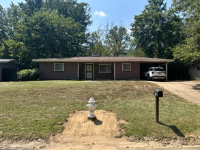 Building Photo - 3049 Lakewood Dr