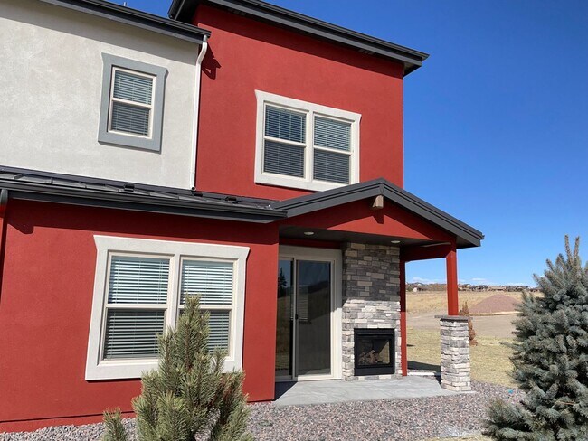 Building Photo - Townhome w/ All the Bells and Whistles!